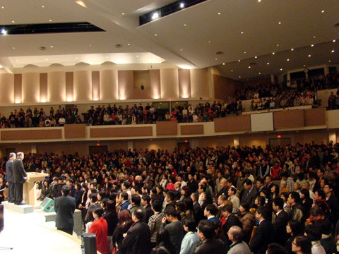 Hosted by Stephen Tong Evangelistic Ministries International (STEMI) and various Canadian Chinese-Christian organizations, “Who is Jesus?” Gospel Rally kicked off on the night of March 12. Thousands of people packed the Broadway Church in Vancouver, leaving no empty seats.