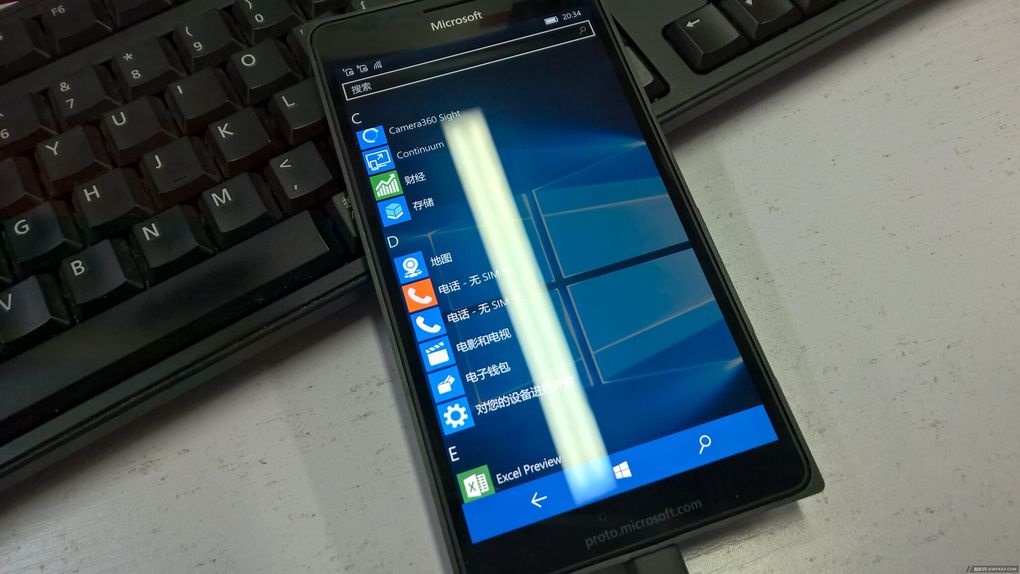 Microsoft is expected to launch a new flagship device when it unveil the new Windows 10 OS for smartphone and tablets later this year. Now, rumored photos of a Microsoft Lumia 950 XL prototype model has just been leaked, providing clues on its specs and how it will look like.