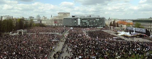 Warsaw’s Pilsudski Square was filled with thousands of mourners on Saturday as Poland remembered victims of last week's plane crash, which killed President Lech Kaczynski, his wife and 94 dignitaries.