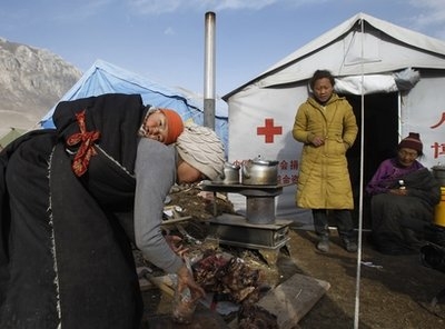Relief groups distributing aid to survivors of last week’s massive quake in China’s Yushu County are braving the below-freezing temperatures and working to overcome a number of obstacles to alleviate the suffering of thousands.