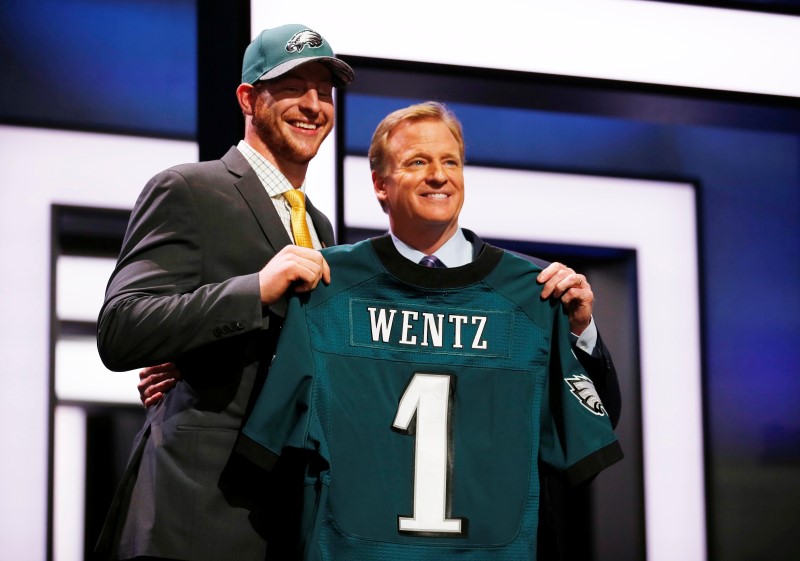 During the weekend, the Philadelphia Eagles made a huge sacrifice by trading away Sam Bradford to the Minnesota Vikings following the injury of Teddy Bridgewater. With the quarterback gone, it seems the Eagles are ready to turn over the starting quarterback position to rookie Carson Wentz.