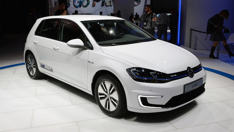 Have car, will travel. What if you are driving around in an electric car? The Volkswagen e-Golf 2017 is all set to arrive with a larger capacity battery -- all the better to have it ferry you around with a longer range.