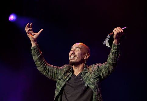 Bestselling author and pastor Francis Chan boldly declared before a crowd of pastors at the Desiring God conference Tuesday that prayer is what differentiates Christians from the world and other religions, stating, “Our God listens to us.”