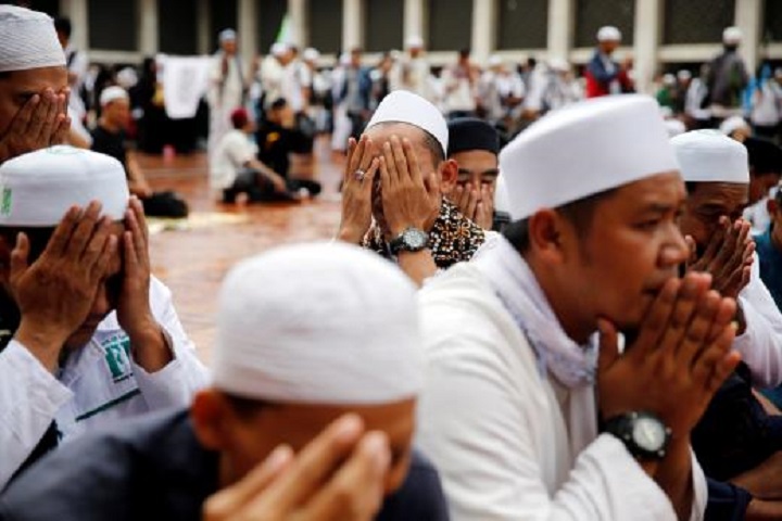Tens of thousands of Muslims gathered Friday for a mass prayer at Istiqlal Mosque to discourage voters from voting for incumbent Jakarta governor Basuki Tjahaja Purnama, also known as Ahok, who is a Christian.
