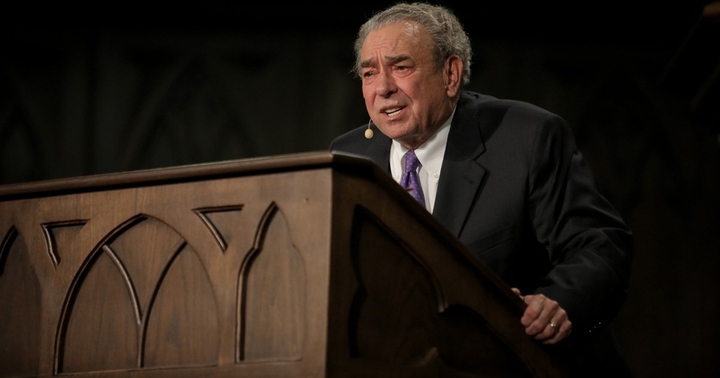 Pastor and author R.C. Sproul is "critically ill" and "being supported by the ventilator" in the hospital, Ligonier Ministries has revealed.