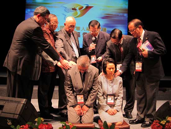 The eighth Chinese Coordination Centre of World Evangelism (CCCOWE) conference concluded on September 16th in Indonesia. With Rev. Morley Lee stepping down as the secretary general, Rev. Joshua Ting was officiated as the sixth CCCOWE secretary general with the laying of hands from various prominent Chinese Christian leaders.