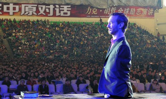 Limbless Australian motivational speaker Nick Vujicic spoke to tens of thousands of Chinese at the “Global Entrepreneur Central Plain Dialogue” conference, which targeted entrepreneurs and working professionals, at Zhengzhou, Henan Province, from December 9th-10th. Vujicic engaged in a dialogue with China Network Television (CNTV) host.