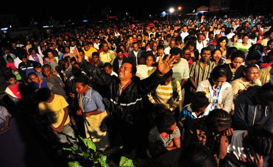 Thousands of Indonesians converted to Christianity during the Stephen Tong’s evangelistic conferences in the country with the world’s largest Muslim population. Stephen Tong Evangelistic Ministries International (STEMI) announced on their Facebook fan page that the events were held on five Indonesian islands – Ambon, Manokwari, Kab, Sorong, and Kota.