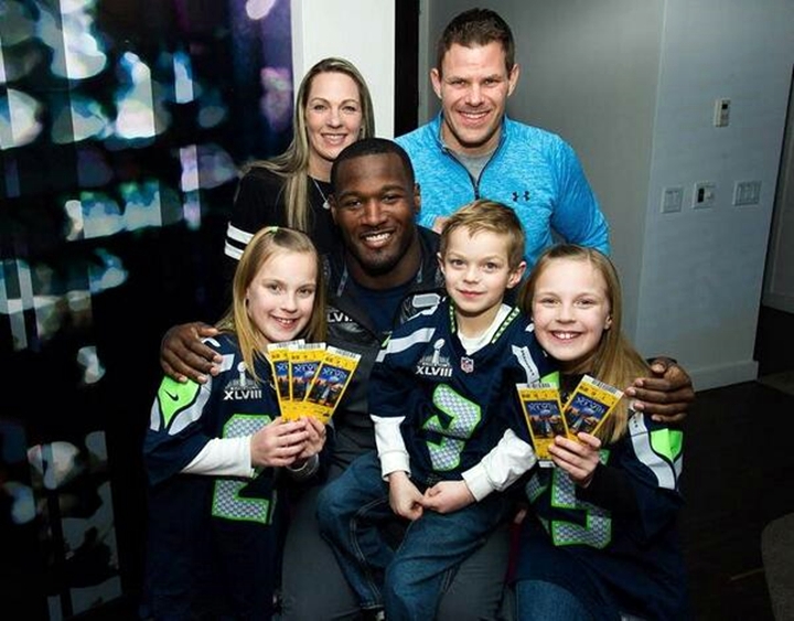 Deaf Seattle Seahawks Derrick Coleman and Hearing-Impaired Twin Girls