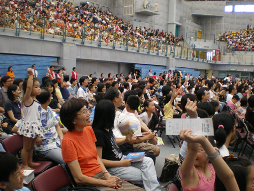 TAIWAN – Indonesia-based evangelist Stephen Tong held an evangelism conference titled 2008 “Who is Jesus?” In an event held in the four-day conference, Rev. Tong expressed that he needed to exert 20 times more strength when preaching to children to retain their attention, which is a test to his strength and wisdom.