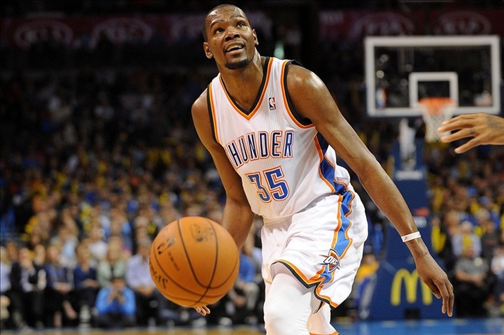 Oklahoma City Thunder star Kevin Durant has been the center of trade talks since news of his 2016 free agency contract came out. Various NBA teams immediately took to the front office the possibility of signing the phenomenal basketball star. One of the most talked about NBA team that is reportedly aggressively eyeing Durant is the Houston Rockets. Apart from the James Harden squad, the Toronto Raptors are also pegged as serious contenders in a potential trade or signing.