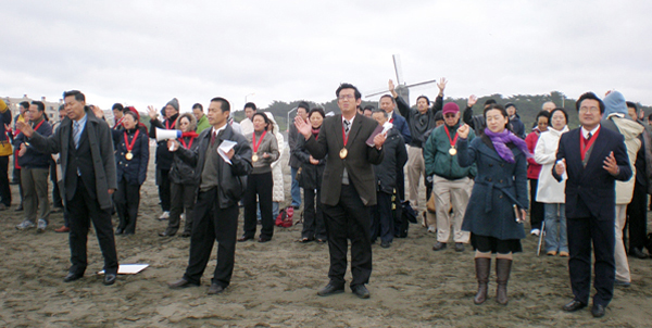 This past weekend, over 300 Chinese Christians from mainland China and other overseas cities gathered at the San Francisco beach to pray for China, hoping that it could become a source of blessing to transform their motherland.
