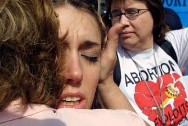 反對墮胎人士舉行祈禱式的遊行