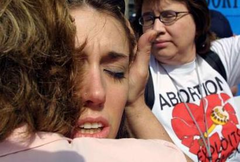 反对堕胎人士举行祈祷式的游行