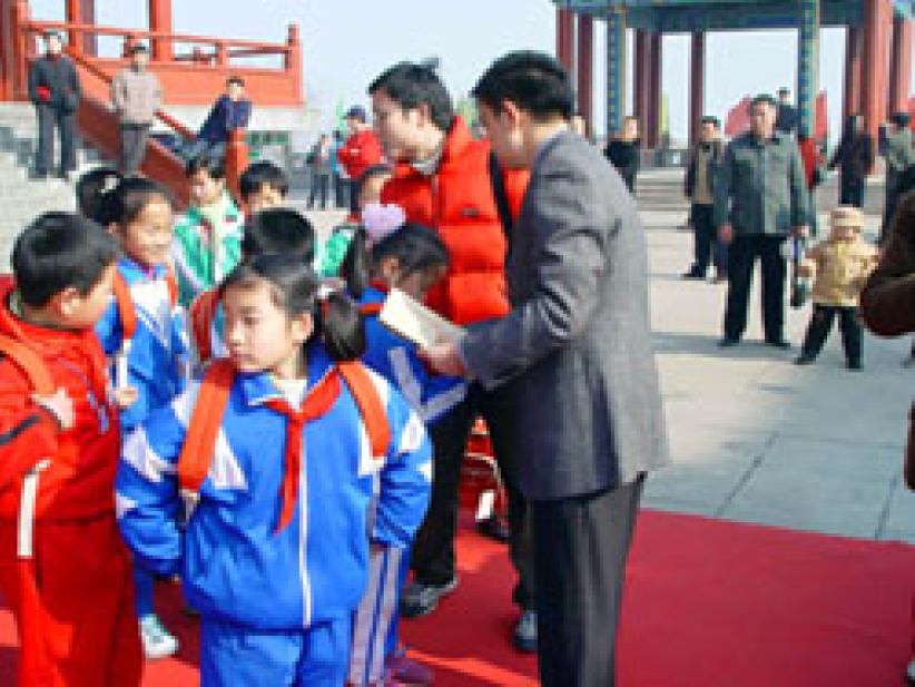 “关爱南京贫困学生”项目