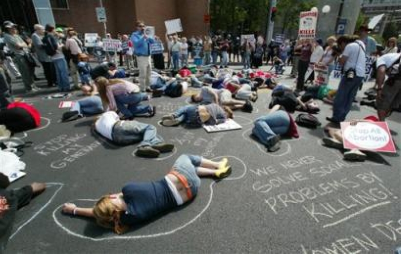 維護生命示威者在美國民主黨全國代表大會門前抗議