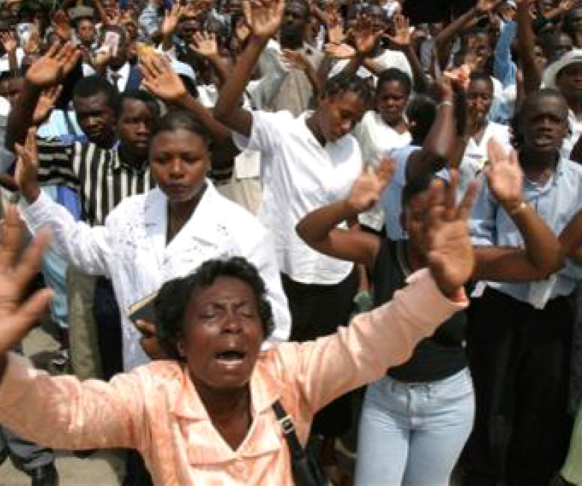 成千上萬海地人為遇難牧師送葬