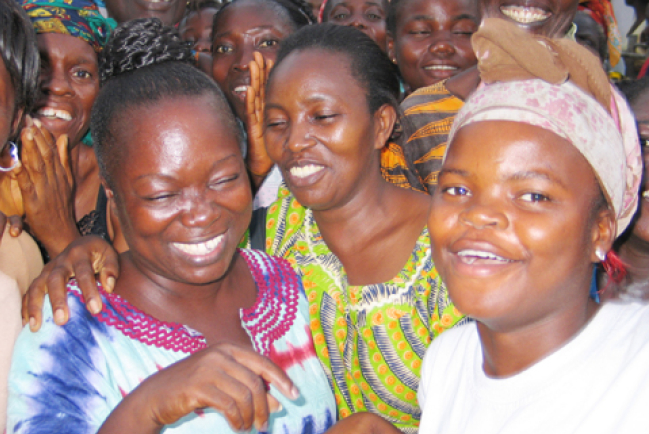 利比里亞婦女等待公義的降臨