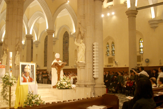 天主教香港教區舉行教宗追思彌撒　逾五千人出席