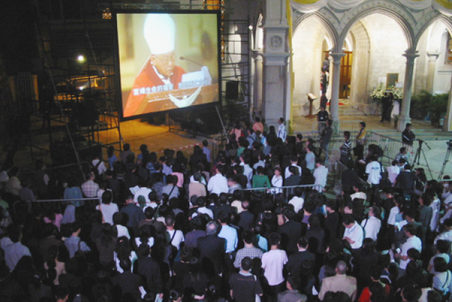 香港教區教宗安息彌撒七千人參加