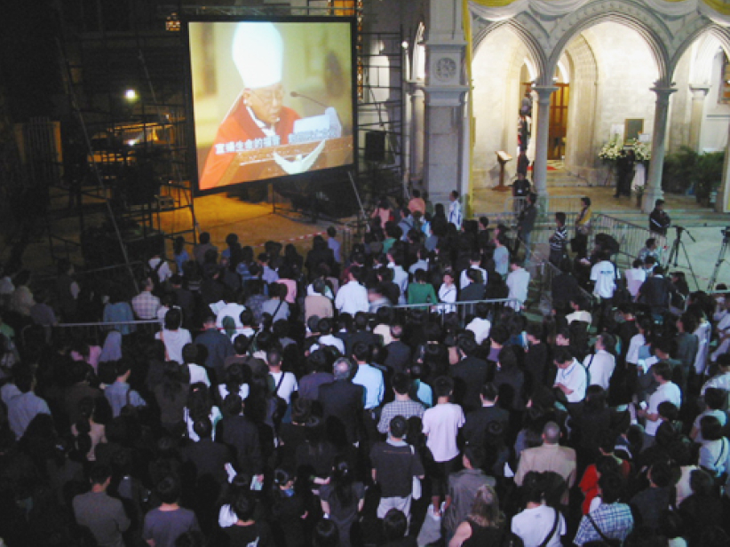 香港教區教宗安息彌撒七千人參加