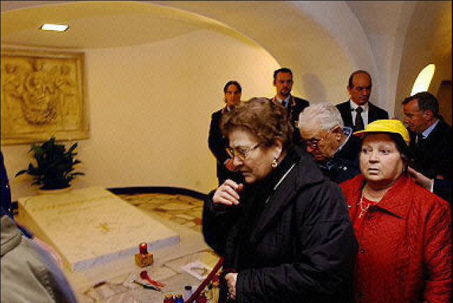 教宗墳墓正式開放給公衆瞻仰