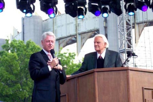 葛培理佈道會第二天：十五分鐘向青少年的講道 五次被掌聲打斷