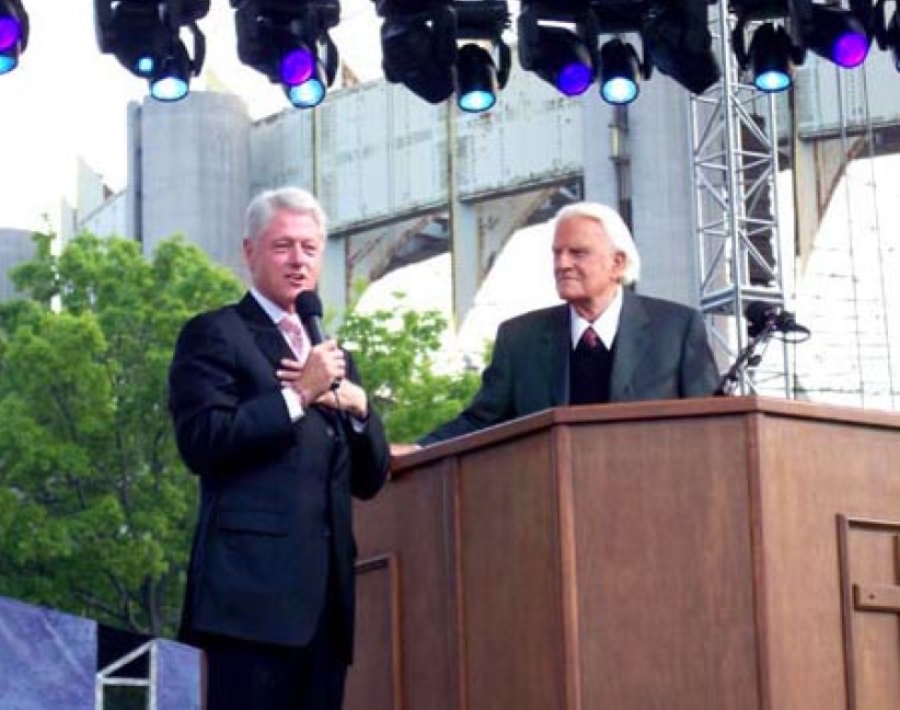 葛培理佈道會第二天：十五分鐘向青少年的講道 五次被掌聲打斷