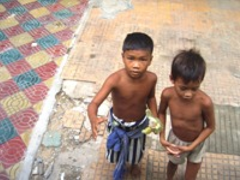 「關懷大使」劉港源鄧婉玲一行30人前往柬埔寨