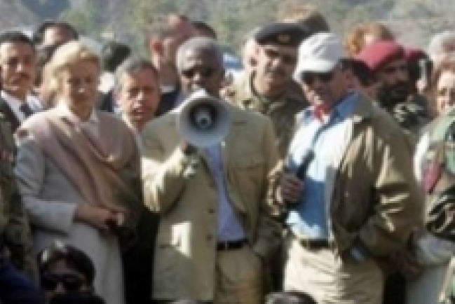 安南視察巴基斯坦地震災區，鼓勵災民建立美好未來