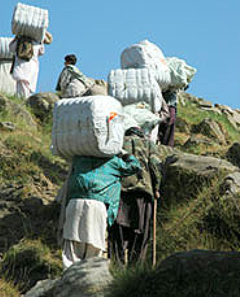 南亞地震災民300萬人棲身雪地