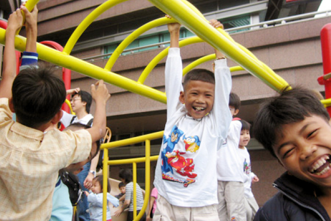垃圾山兒童香港一日遊 留下笑聲與美夢