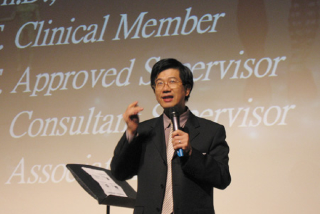 屈偉豪博士教導年輕人戀愛裏的福音態度