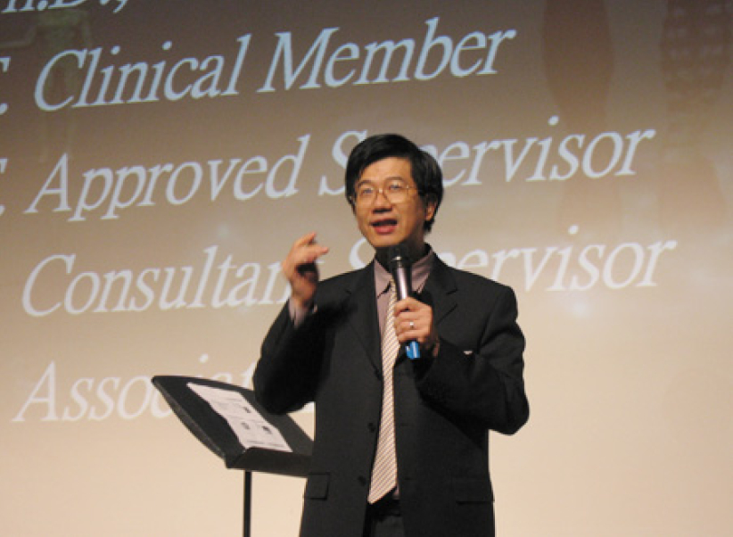 屈偉豪博士教導年輕人戀愛裏的福音態度