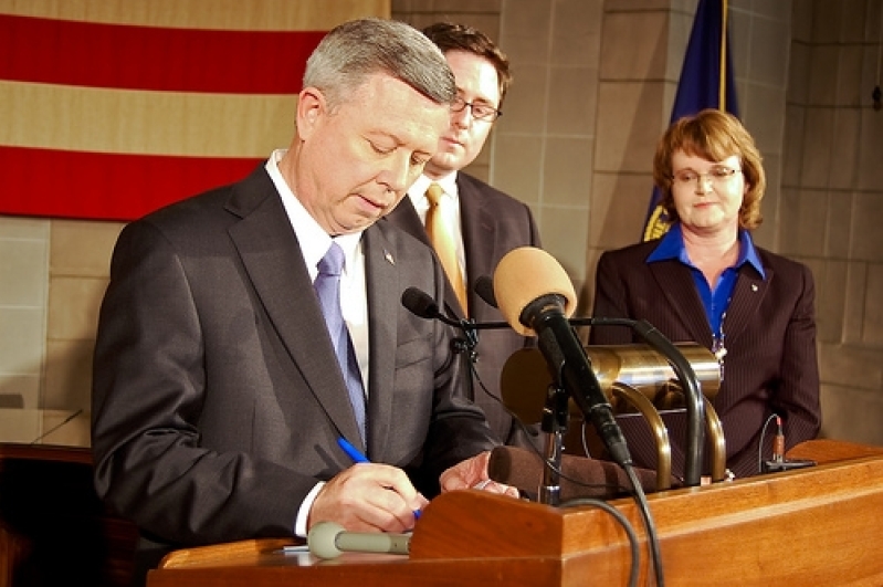 gov-heineman-signs-prolife-legislation.jpg