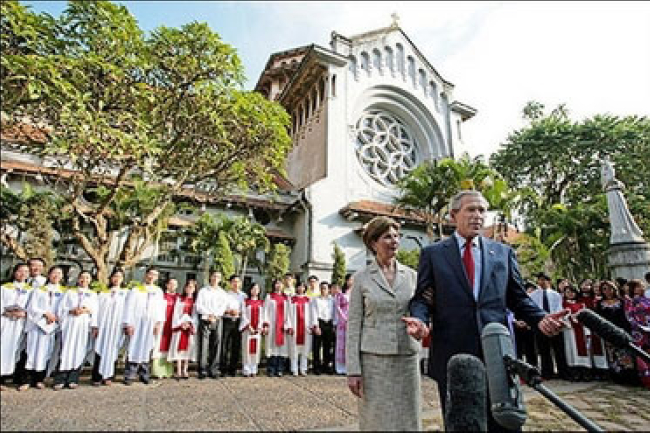 布殊於越南參加主日崇拜 強調宗教自由