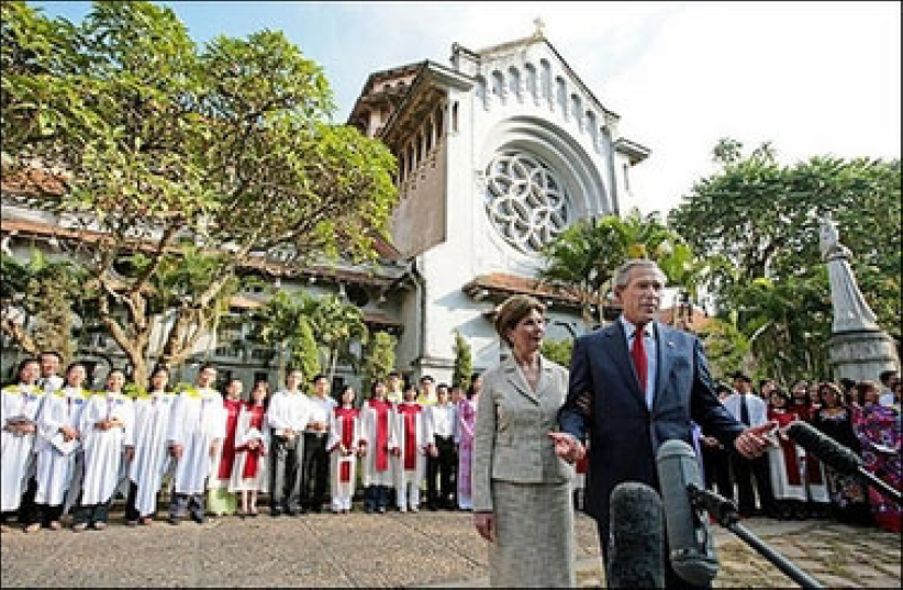 布殊于越南参加主日崇拜 强调宗教自由