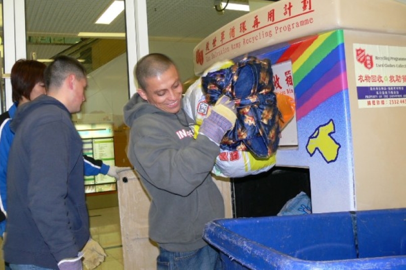 美航空母艦海軍在救世軍做義工