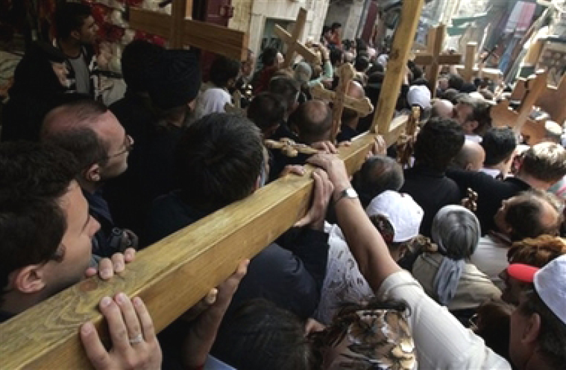 朝圣者聚集耶路撒冷纪念耶稣受难日