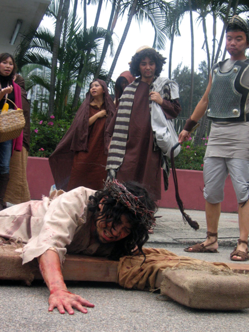 耶穌受難苦路 街頭逼真重現