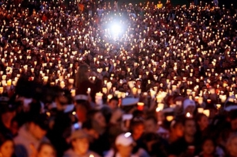 美举国为维州校园枪击案受难者致哀祈祷