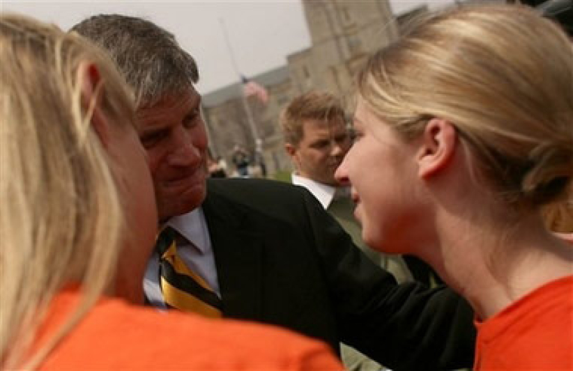 美學生有人為仇敵禱告 · 有人尋問「神在哪裏」