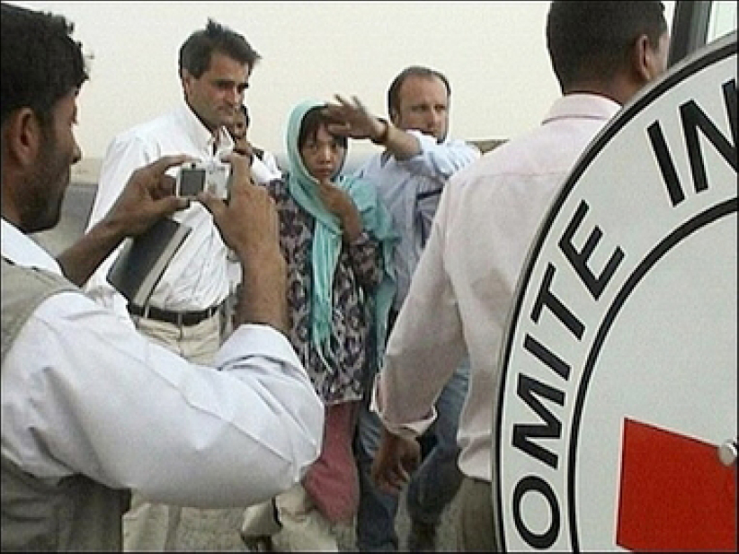 两名被释放女人质家属悲喜交杂 拯救谈判继续