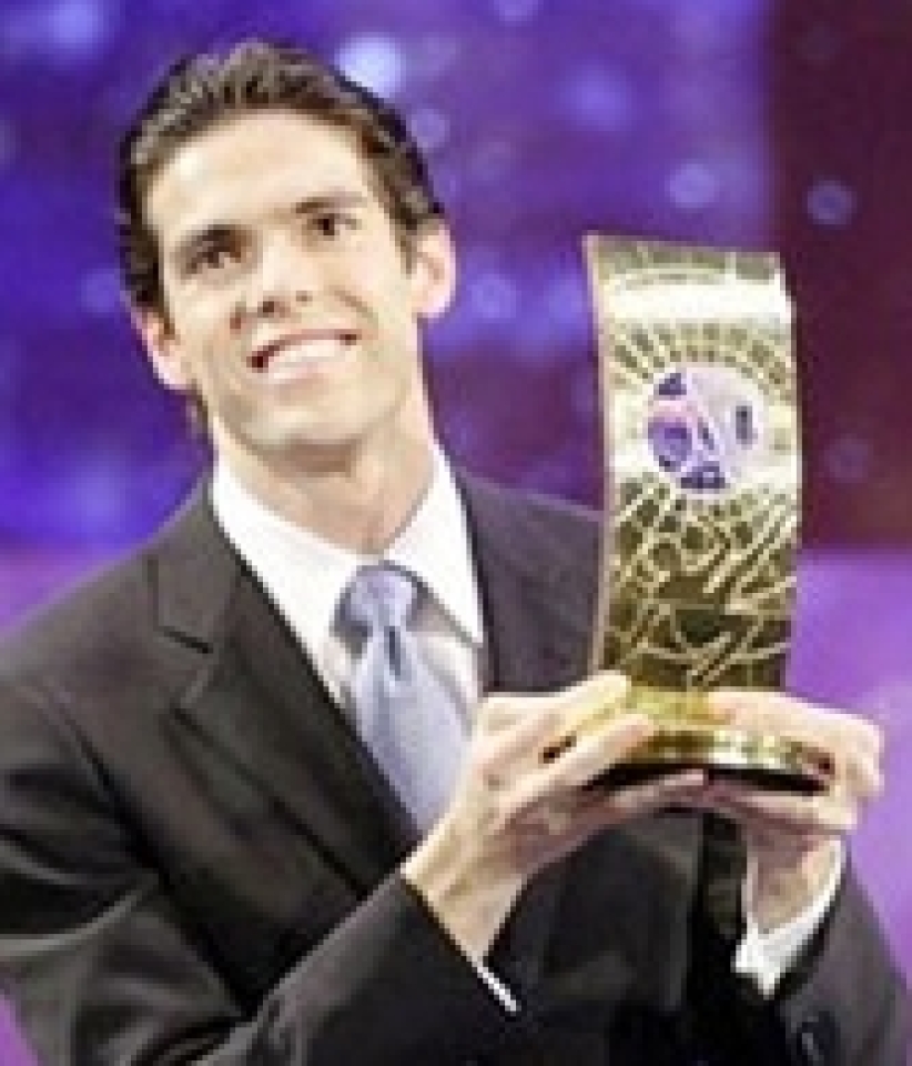 卡卡「世界足球先生」奖杯巴西教堂展出