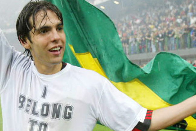 虔誠卡卡將獎盃帶到教堂 將榮耀歸於神