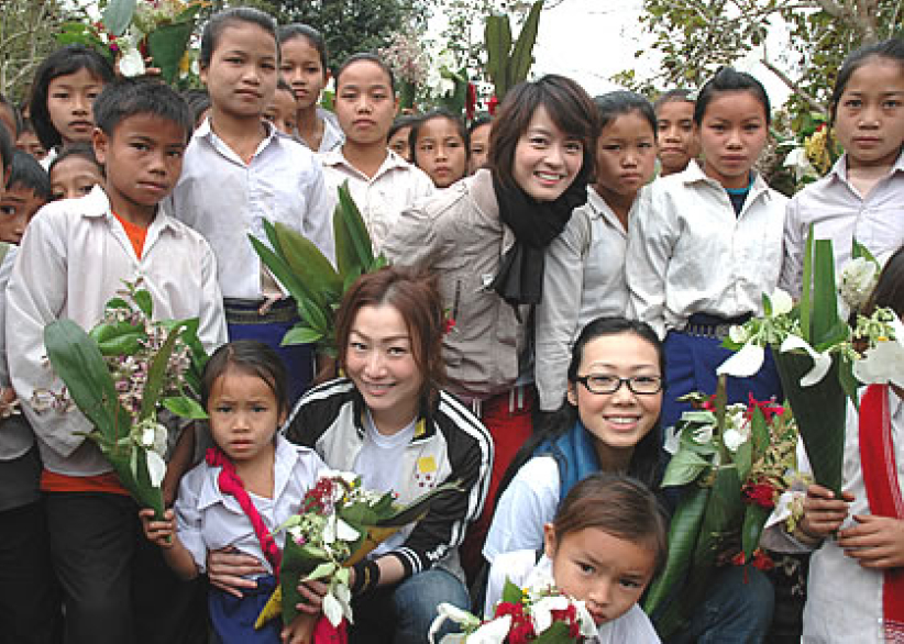 直击郑秀文、梁咏琪和卓韵芝「饥馑老挝之旅」