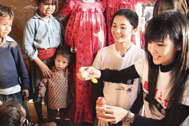 阿Sa周慧敏隨宣明會尼泊爾探訪貧童