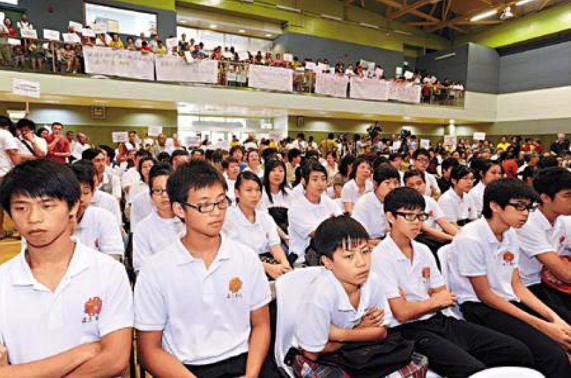 正生书院学生嘘声中静默 争取梅窝居民接纳
