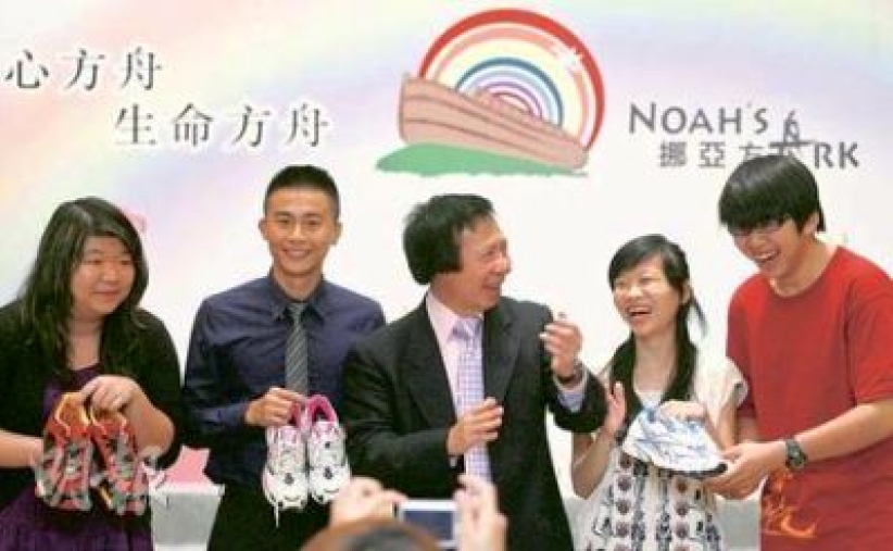 郭炳江波鞋贈65位青年 鼓勵跑出積極人生