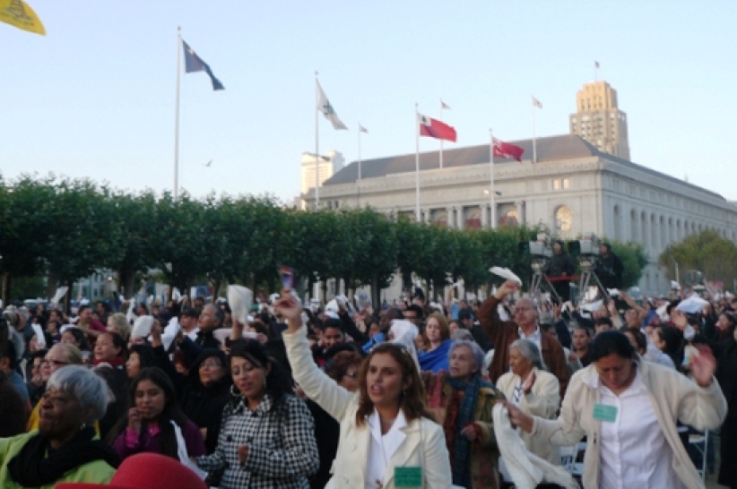 逾兩千人聚集三藩市廣場祈求復興 